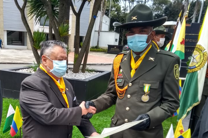 Reconocimiento institucional a oficiales de la Policía